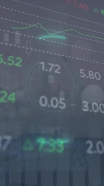 Ticaret panosunun üstündeki güç düğmesi, grafikler, dizüstü bilgisayarda çalışan beyaz adam. Dijital bileşik, çoklu pozlama, rapor, iş, düğmeye basma, borsa ve teknoloji kavramı.