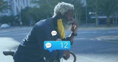 Bisikletli bir adam gelen balon sayısının haberleşme teknolojisindeki artışını izlerken çağrıya cevap veriyor. Kentsel, teknoloji, iletişim, gündelik, modern, sokak tarzı, bağlantı