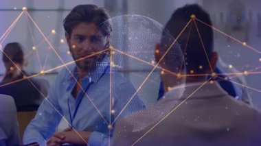 İş adamları yavaş yavaş değişen kaplama, dönen dünya ve kod parçacıkları altında ağ planını analiz ediyorlar. Profesyonel, işbirliği, yenilik, dijital, bağlantı, modern, çalışma alanı