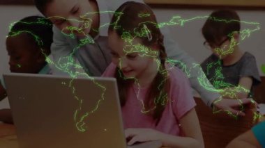 Eğitimci bilgisayar ekranını işaret ediyor ve coğrafya dersinde dünya haritası eşleşmesi olan öğrencilere rehberlik ediyor. Eğitim, öğrenim, sınıf, çocuklar, teknoloji, işbirliği, müfredat