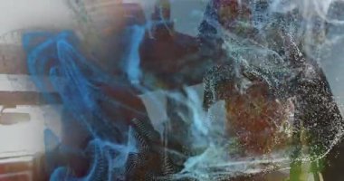 İçecek pazarlama terasta bira şişesi kızartan arkadaşlarını ortaya çıkarmak için parçacıkların dağıldığını gösteriyor. Kutlama, dostluk, rahatlama, açık hava, canlı, boş zaman, sosyal...