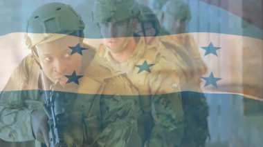 Askerler koridorda ilerliyorlar. Güvenlik taraması yapıyorlar. Öncü askerlere işaret ekibi onaylıyor. Askeri, taktik, takım, savaş, eğitim, eylem, disiplin