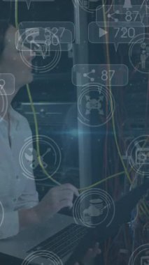 Kafkas kadın sunucu oda çalışanı üzerine düşen ikonların animasyonu. Bulut hesaplama kavramı dijital olarak oluşturulmuş video.