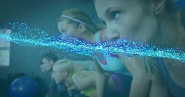 Spor salonuna yaslanan sporcular, sağlık için kasları kasıp kavuran, parlayan mavi dalgayı ateşliyorlar. Egzersiz, güç, canlılık, hareket, dijital, yenilikçi, takım çalışması