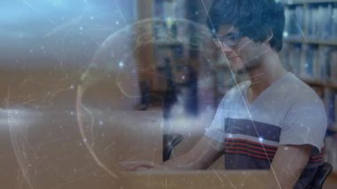Gözlüklü daktilo adam görüntüye bakarken ağ küresinin kütüphanede kaybolmasına neden oluyor. Teknoloji, yenilik, bağlantı, eğitim, çalışma alanı, modern işbirliği
