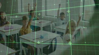 Öğretmen soru soruyor ve öğrenciler yeşil ızgara taramasıyla cevap vermek için el kaldırıyor. Eğitim, öğrenim, sınıf, öğrenciler, takım çalışması, teknoloji, katılım