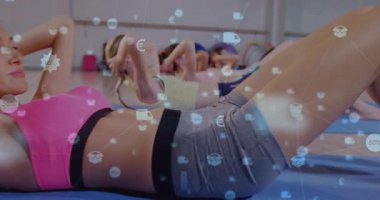 Kadınlar paspaslara yaslanıyor ve beden eğitimi dersinde ekommerce ikonlarıyla mekik çekiyorlar. Fitness, grup çalışması, dijital ticaret, egzersiz oturumu, sağlık, eğitim, etkinlik