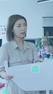 Ofisteki planların kat planlarını tartışan çeşitli mimarlar üzerinde birden fazla simgenin canlandırılması. Dijital bileşik, çoklu pozlama, iş, tehlikeli, geri dönüşüm, planlama ve takım çalışması kavramı.