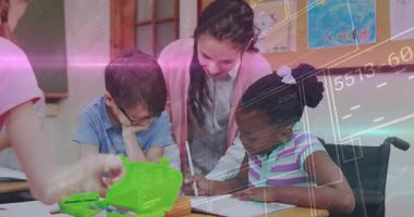 Tekerlekli sandalyedeki öğrencinin üzerine eğilip çalışma çizelgesine rehberlik ediyor. Sınıf nişanını yükseltiyor. Danışman, eğitim, sınıf, öğrenme, destek, teşvik, işbirliği