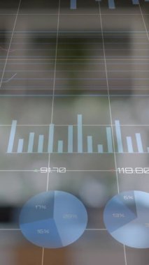 Afro-Amerikan iş kadınının ofisindeki finansal veri işleme animasyonu. Küresel iş, finans, bilgisayar ve veri işleme kavramı dijital olarak oluşturulmuş video.