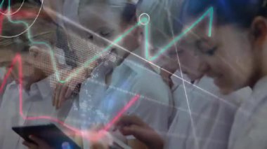 Öğretmenlerin eğitim verilerine rehberlik etmek için grafiklerle dünya haritası çıkaran tabletlere tıklayan öğrenciler. Eğitim, teknoloji, dijital öğrenim, sınıf, veri görselleştirme, işbirliği, yenilik