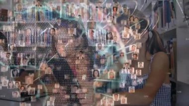 Kardeşler evde çalışırken tablet tıklayarak öğrenme için dünya üzerinde ağ simgeleri oluşturuyorlar. Eğitim, teknoloji, dijital, işbirliği, yenilik, merak, iletişim