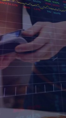 Grafikle veri işleme animasyonu. Akıllı seğirmeyle ödeme yapan farklı insanlar üzerinde. Küresel teknoloji, finans ve dijital arayüz kavramı dijital olarak oluşturulmuş video.