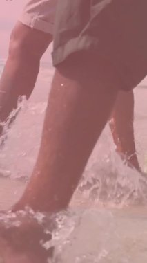 Afrika kökenli Amerikalı çiftin birlikte yürüdüğü ışık noktalarının animasyonu. yürüyüş günü ve dijital olarak oluşturulan video konsepti.