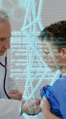 Kafkas erkek doktorunun genç hastasını muayene ettiği ağ bağlantılarının animasyonu. Tıp ve dijital arayüz kavramı dijital olarak oluşturulmuş video.