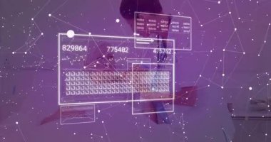 Muayene odasındaki hastayı muayene eden tablet tıklatan ve AR tanı panelleri üreten bir doktor. Tıbbi, sağlık, teknoloji, yenilik, fütürizm, klinik, teşhis