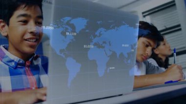 Dizüstü bilgisayarda yazı yazan genç bir çocuk holografik harita oluşturuyor ve öğrenme için veri etiketlerini değiştiriyor. Teknoloji, yenilik, eğitim, dijital, gençlik, gelecek, işbirliği