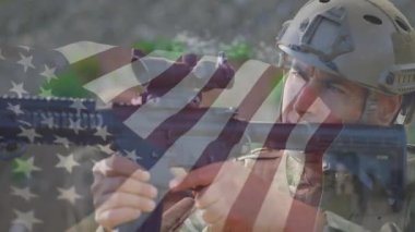 Muharebe tatbikatı sırasında askerin yükleme ve ayarlama dürbünü üzerindeki şeffaf bayrak soluklaşır. Askeri, taktik, ateşli silah, hassasiyet, savaş, eğitim, açık hava