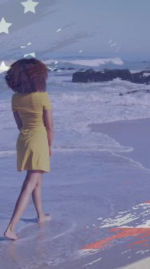 Sahilde yürüyen Afrikalı Amerikalı bir kadının dikiz aynasından Amerikan bayrağının animasyonu. Bağımsızlık Günü farkındalık kavramı