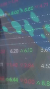 Yüksek binalarla dünya haritası üzerinde borsa veri işleme animasyonu. Küresel ekonomi ve iş teknolojisi kavramı