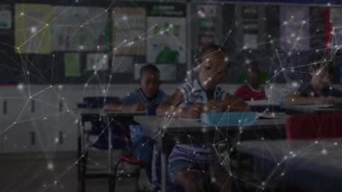 Sınıfta yazı yazan kız, eğitim sırasında akran masalarında dijital ağ oluşturmaya başlıyor. Eğitim, öğrenme, işbirliği, teknoloji, odaklanma, konsantrasyon, sınıf