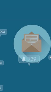 Mavi arka planda posta zarfları ve sosyal medya simgelerinin canlandırılması. küresel sosyal medya, bağlantılar, iletişim, teknoloji ve dijital arayüz kavramı dijital olarak oluşturulmuş video.