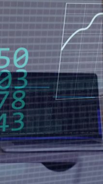 Masanın üzerinde finansal veri işleme ve ikili kodlama animasyonu. Küresel iş, finans, hesaplama ve veri işleme kavramı dijital olarak oluşturulmuş video.