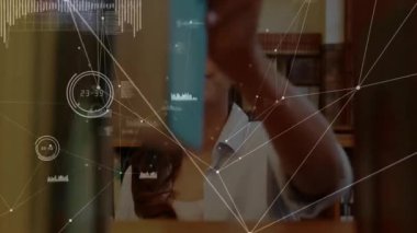 Dişi kütüphane yöneticisi raflara ulaşıyor, öğrenim metinleriyle örtünen deniz mavisi kitapları çekiyor. Edebiyat, bilgi, okur yazarlık, araştırma, odaklanma, entelektüel, öğrenme