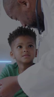 Afro-Amerikan erkek doktor ve erkek hasta üzerinde kalp monitörü animasyonu. Küresel tıp, sağlık, dijital arayüz, bilgisayar ve veri işleme kavramı dijital olarak oluşturulmuş video.