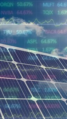 Mavi gökyüzündeki bulutlara karşı güneş paneli üzerinde işlem yapan borsa verileri. küresel finansman ve yenilenebilir enerji kavramı