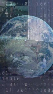 Çöp yığını üzerinde veri işleme ve küre animasyonu. küresel iş ve dijital arayüz kavramı dijital olarak oluşturulmuş video.