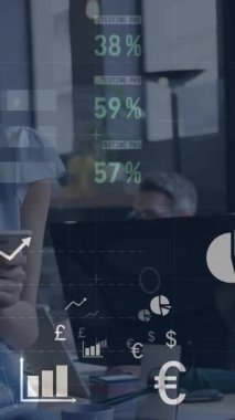 Ofisteki iş adamları üzerinde finansal veri işleme animasyonu. Küresel işletme finans borsası ve teknoloji konsepti dijital olarak üretilen video.