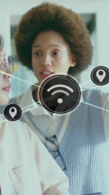 Ofisteki çeşitli iş adamları üzerinde Wi-Fi simgeleriyle bağlantı ağının animasyonu. Küresel finans, iş, bağlantılar, hesaplama ve veri işleme kavramı dijital olarak oluşturulmuş video.