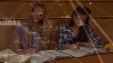 Dersler üzerine notlar yazan öğrenciler, ağ üzerine notlar yazıyorlar. Eğitim, öğrenim, işbirliği, eğitim, konsantrasyon, bilgi, akademik