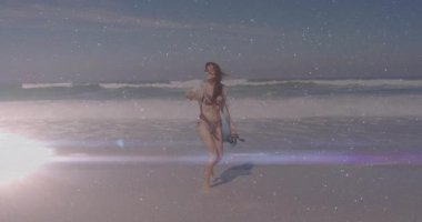 Sörf yaparken, şalları atarken ve seyahat içeriği için dalgalara koşarken manken adımları atıyor. Plaj, moda, yaşam tarzı, yaz, açık hava, enerjik, canlı