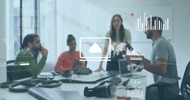 Tasarım ekibi strateji toplantısı sırasında masada oturuyor tasarımcı yükseliyor ve çizelgelere neden oluyor. İşbirliği, yenilik, teknoloji, beyin fırtınası, veri görselleştirme, modernleşme, takım çalışması