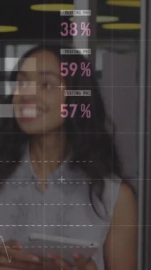 Ofiste tartışan çeşitli meslektaşlar hakkında istatistiksel veri işleme animasyonu. Bilgisayar arayüzü ve iş veri teknolojisi kavramı