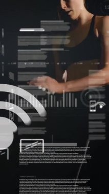 Dürbünlerle dijital arayüzün animasyonu taraması ve kadınların egzersiz yapması, ağırlık kaldırması üzerine veri işlemesi. Dijital olarak oluşturulan küresel bilgisayar ağı teknolojisi kavramı.