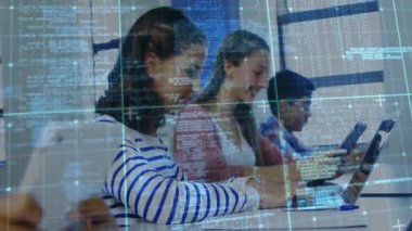 Sınıfta dizüstü bilgisayarla yazı yazan ön öğrenci ve takım çalışması koduna işaret eden ortağı. Eğitim, işbirliği, teknoloji, yenilik, gençlik, iletişim, dijital