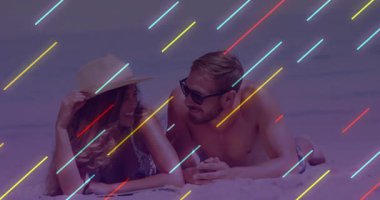 Başlangıçta kadın hasır şapkayı eğiyor ve adam güneş gözlüğünü hareketli çizgiler halinde ayarlıyor seyahat plajını süpürüyor. Rahatlama, romantizm, açık hava, eğlence, coşku, sıcaklık, arkadaşlık.