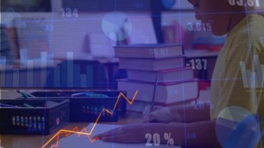 Öğrenci sınıfın masasında yazı yazıyor. Veri örtüsü zayıflıyor ve çizgiler tırmanıyor. Eğitim, analitik, büyüme, odaklanma, ilerleme, öğrenme, görselleştirme