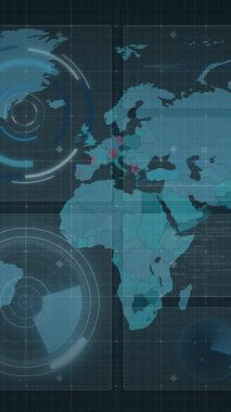 Dünya haritasında konum noktalarıyla ekranlarda tarama yapan dürbünlerin animasyonu. dijital arayüz, bağlantı ve iletişim konsepti dijital olarak oluşturulmuş video.