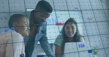 İş arkadaşları dizüstü bilgisayarın verilerini inceliyor, adam iş planı için duvardaki kırmızı grafiği işaret ediyor. İşbirliği, takım çalışması, veri analizi, iş stratejisi, şirket, işyeri, modern