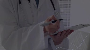 Tıbbi doktor panoya kalem getirip hasta notları yazarken şebeke darbeleri üst üste biniyor. Sağlık, profesyonellik, dijital, yenilik, analiz, teknoloji, klinik