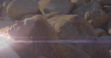 Güneş parıltısı yüzünden süzülüyor, kameralar güvertedeki kadına bakıyor ve sağlıklı olmak için parçacıklar taşıyor. Dinginlik, rahatlama, sağIık, doğal, pastoral, düşünceli, bohem