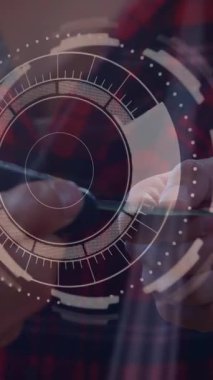 VR kulaklık takan iş adamının taranması ve veri işleme animasyonu. Dijital arayüz teknolojisi ve ağ konsepti dijital olarak oluşturuldu.