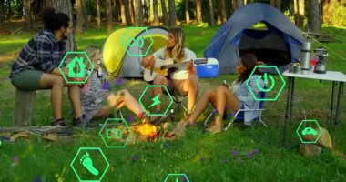 Gitarist tıngırdayan akorlar eşliğinde kamp ateşi etrafında toplanan arkadaşlar eko-metrik örtüleri aktifleştiriyor. Doğa, açık hava, rahatlama, sürdürülebilirlik, çevre dostu, boş zaman, macera