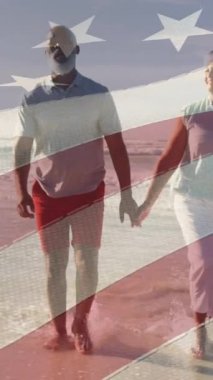 Amerika bayrağının animasyonu mutlu yaşlı çiftin kumsalda yürümesi üzerine. Amerikan vatanseverliği, milliyeti, yaz ve çeşitlilik konsepti dijital olarak oluşturulmuş video.