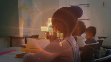 Öğretmen üstüne öğretmen daveti alan kız, eğitim grafikleriyle bilgi göstermek için avuç içlerine dokunuyor. Öğrenme, katılım, katılım, sınıf, eğitim, gençlik, takım çalışması