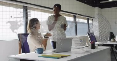 Laptop 'a el kol hareketi yapan meslektaşlar iş görüşmelerini başlatıyorlar, bardakları haritanın yanında tutuyorlar. İşbirliği, takım çalışması, iletişim, profesyonel, yenilik, modern, teknoloji